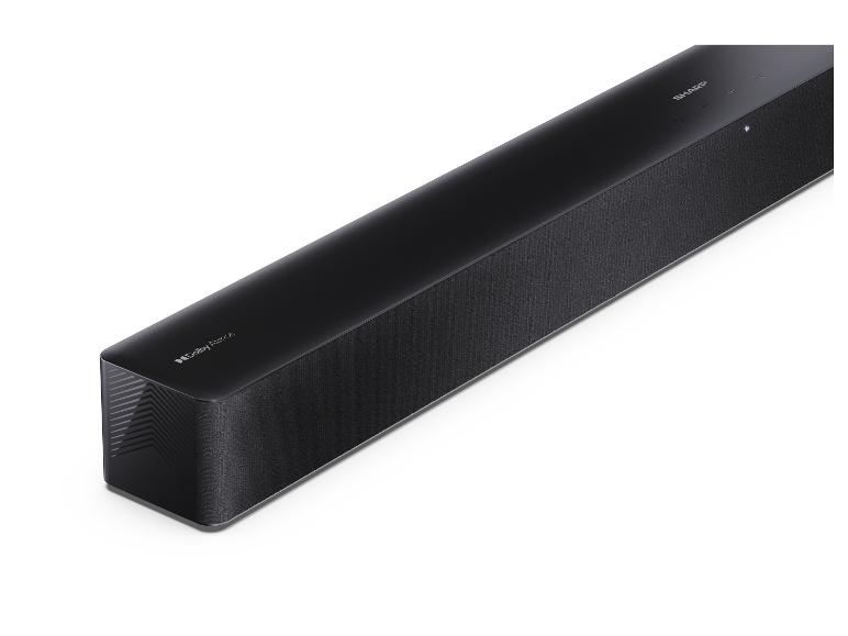 Schwarze Soundbar mit Stoffgitter und Dolby Atmos Logo.