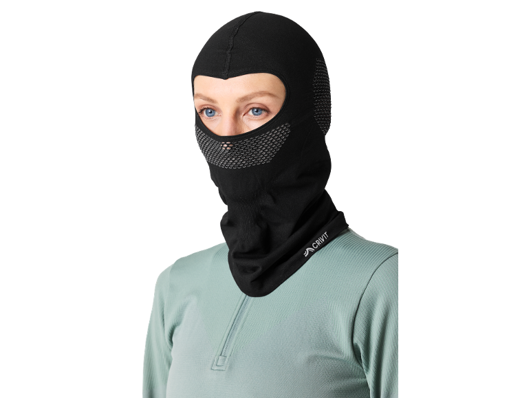 Frau mit schwarzer Sturmhaube und hellgrünem Sportshirt