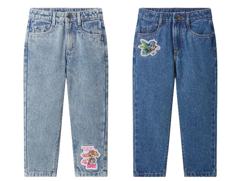 Zwei Kinderjeans, eine hellblaue mit Skye-Patch und eine dunkelblaue mit Rocky-Patch.