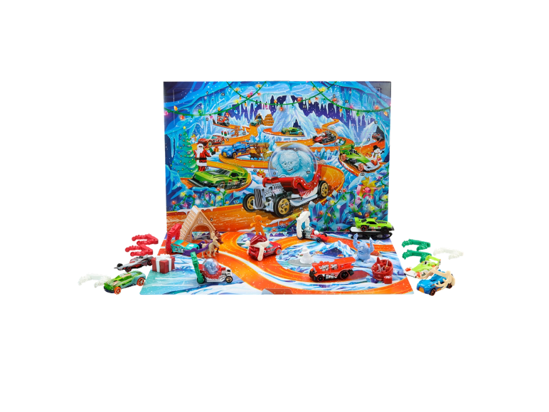Weihnachts-Adventskalender mit Spielzeugautos und festlichen Accessoires vor winterlicher Kulisse.