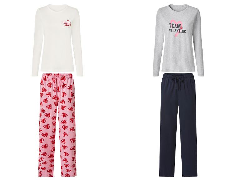 Zwei Pyjama-Sets: ein weißes mit rosa Herzen und 'FAMILY TIME', ein graues mit 'TEAM VALENTINE'.