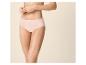 Frau in hellrosa Baumwollslips, mit über dem Bauch verschränkten Händen.