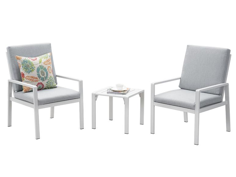 Ein dreiteiliges Outdoor-Terrassenset mit zwei Stühlen und einem kleinen Tisch, alles in Weiß mit grauen Kissen.