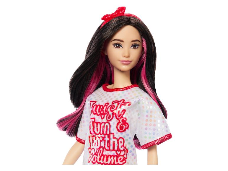 Barbie Puppe mit pinken Strähnen und einem roten T-Shirt mit dem Aufdruck 'Twist Up the Volume'.