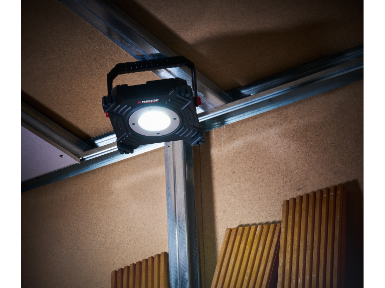 Magnetischer LED-Arbeitsstrahler an einem Metallprofil an der Decke befestigt.