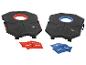 Zwei schwarze Cornhole-Bretter mit roten und blauen Ringen und passenden Beanbags.