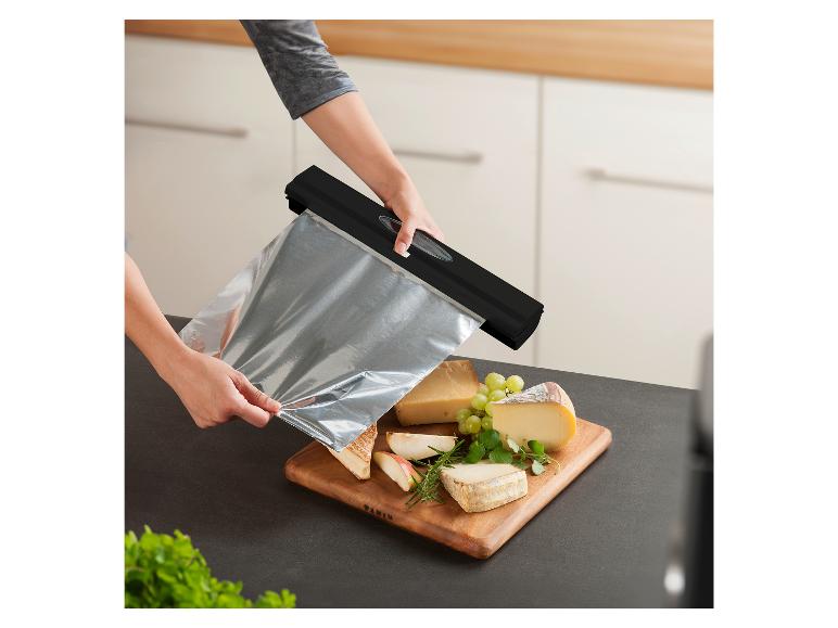 Eine Frau verwendet einen schwarzen Zyliss Frischhaltefolienspender, um Käse abzudecken.