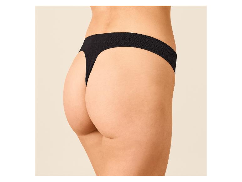 Frauenpo in einem schwarzen Stringtanga.