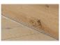 Holzboden mit Übergangsleiste zwischen zwei Holztönen.