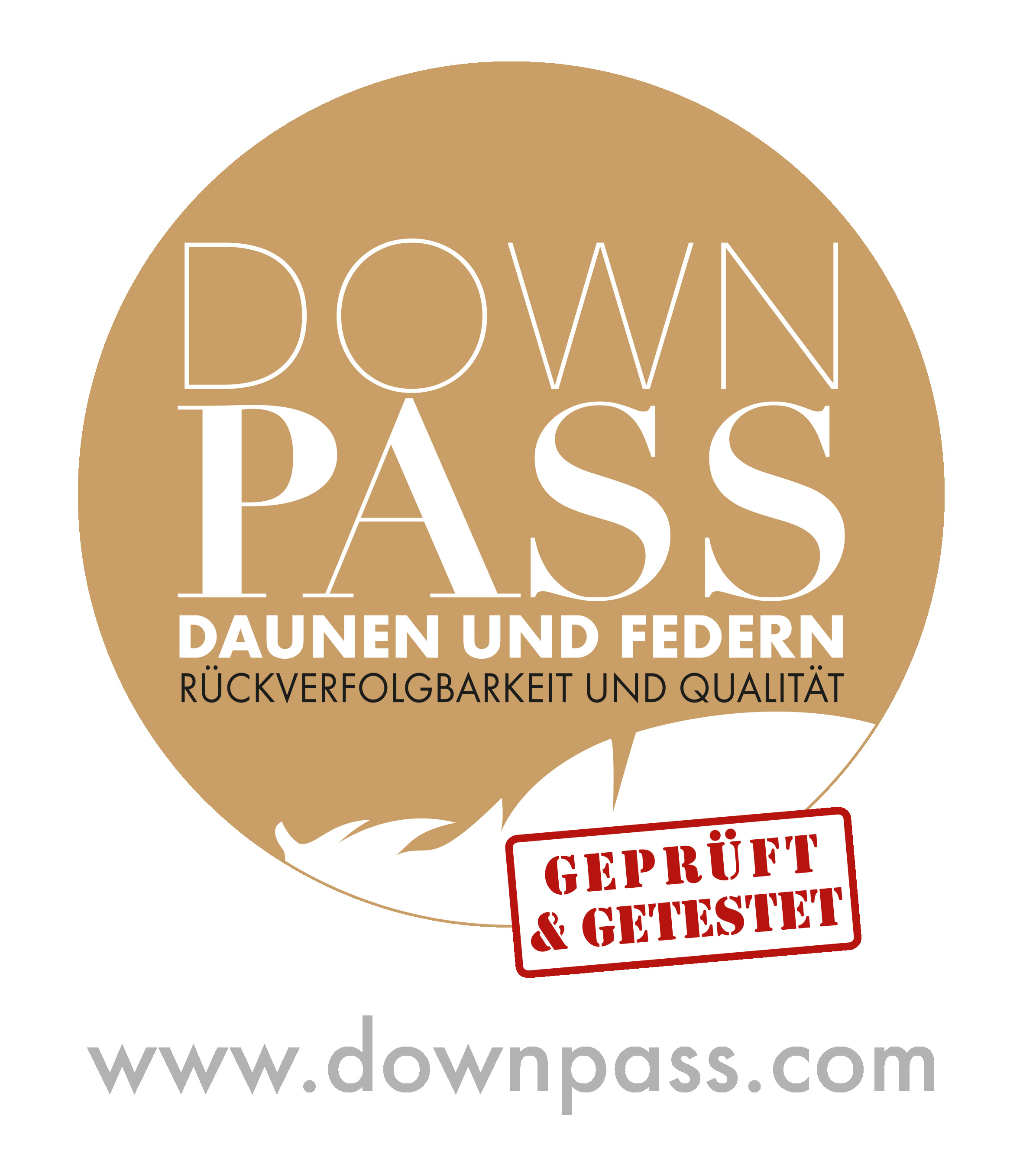 Rundes Siegel mit Text „DOWN PASS“, „DAUNEN UND FEDERN RÜCKVERFOLGBARKEIT UND QUALITÄT“ und „GEPRÜFT & GETESTET“.