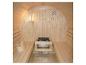 Holzfasssauna-Interieur mit Heizung, Eimer und Thermometer