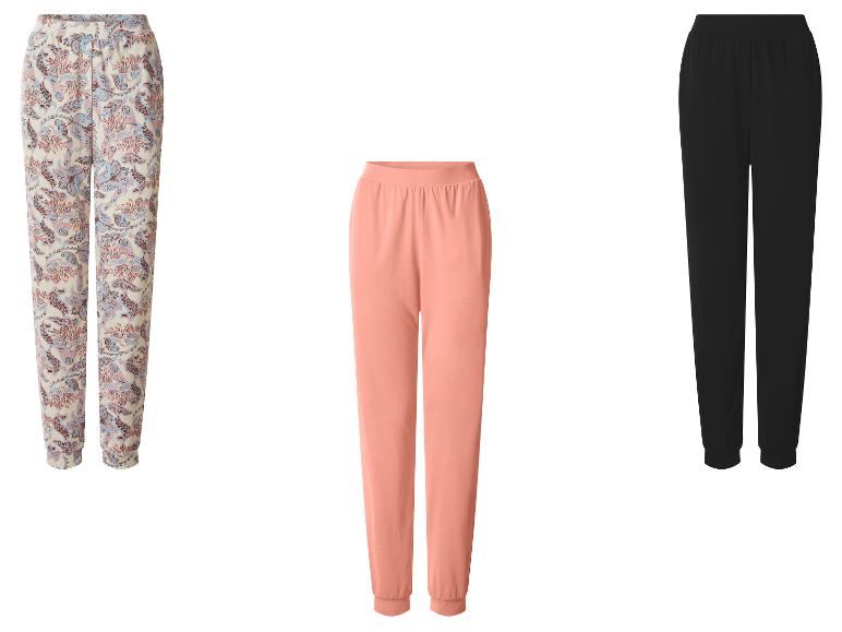 Drei Damen-Jogginghosen: eine mit Paisleymuster, eine pfirsichfarbene und eine schwarze.