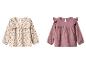 Zwei Kinderblusen, eine beige mit Blumenmuster und eine einfarbige rosa, beide langärmlig.