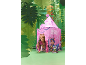 Mädchen spielt in rosa Spielzelt in Dschungel-Zimmer mit Plüschtier.