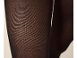 Nahaufnahme einer schwarzen, halbtransparenten Strumpfhose, die ihre feine Textur zeigt.