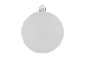Eine mattweiße Weihnachtskugel mit einem silbernen Aufhänger.