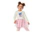 Mädchen in cremefarbenem Sweatshirt und rosa Tüllrock mit glitzernden Blumen.