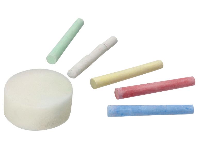 Runder Schwamm und farbige Kreide auf weißem Hintergrund.