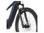 Blaues E-Mountainbike mit Federgabel und grobstolligem Vorderreifen.