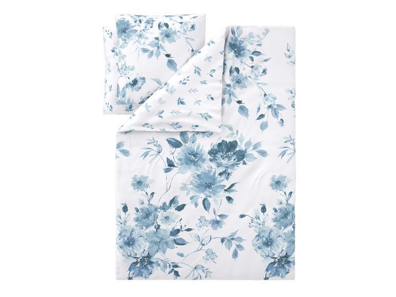 Weißes Bettwäsche-Set mit blauem Aquarell-Blumenmuster.