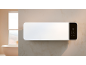 Modernes Wand-Badheizgerät mit Digitaldisplay in einem minimalistischen Badezimmer