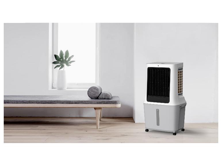 Luftkühler in einem minimalistischen Raum mit Bank und Pflanze.