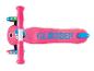 Pinker Kinderroller mit leuchtenden Rädern und T-Lenker