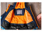 Eine blaue und orangefarbene Winterjacke mit einem Namensschild innen.