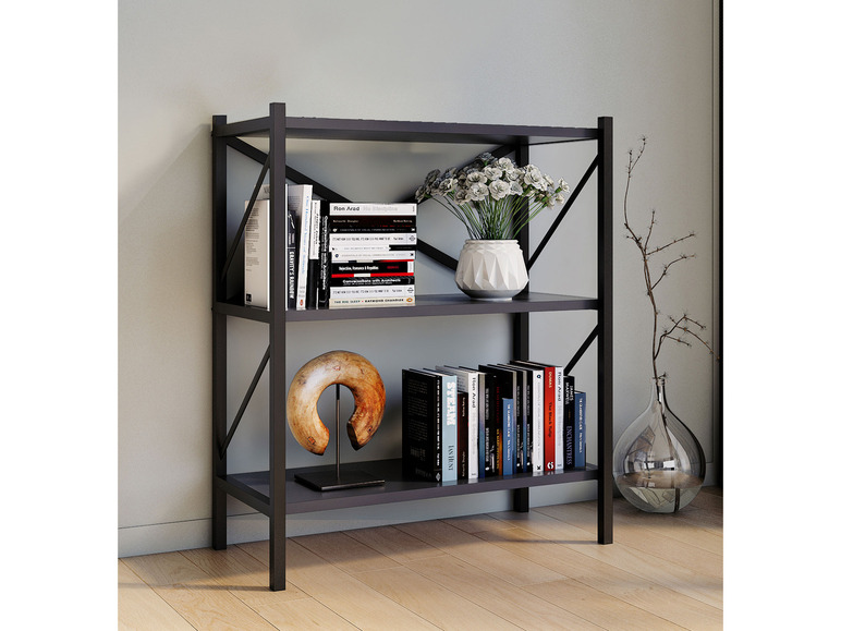 Ein schwarzes Metallregal mit Büchern und Dekoration.