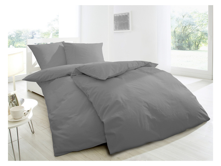 Ein graues Bettbezug-Set mit zwei Kissenbezügen.