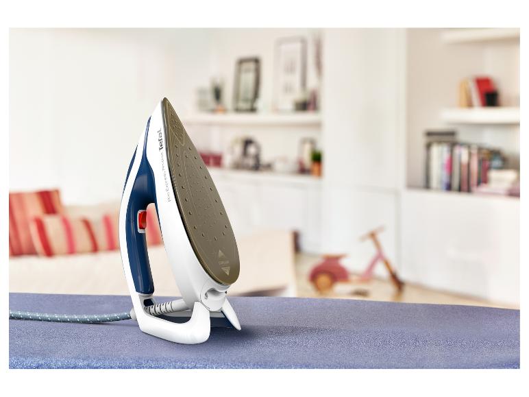 Tefal Dampfbügeleisen auf einem Bügelbrett in einem hellen Raum.