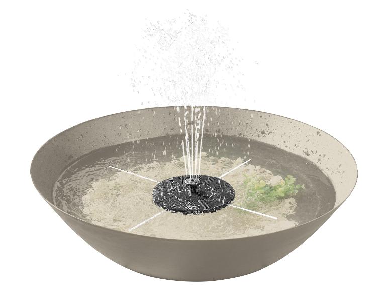 Schwimmender Solarbrunnen in einer Wasserschale mit Pflanzen