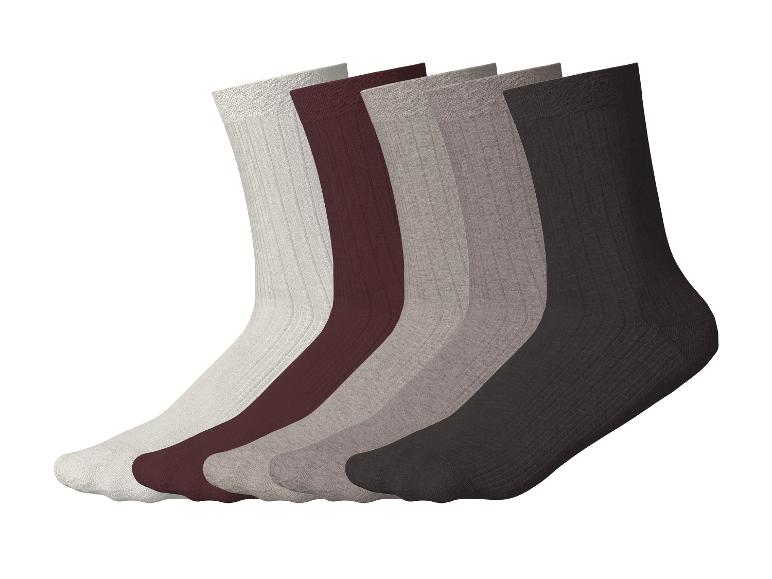 Fünf Paar gerippte Socken in Weiß, Bordeaux, Hellgrau, Dunkelgrau und Schwarz.