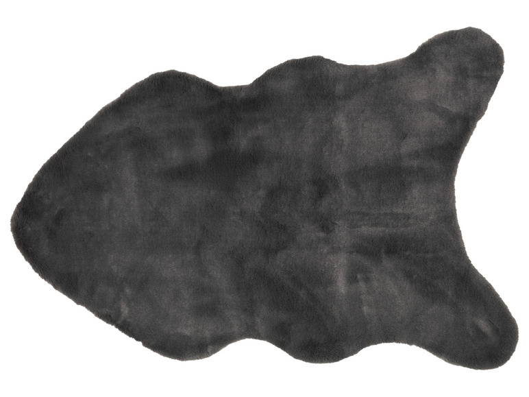 Ein dunkelgrauer Teppich aus Kunstfell.