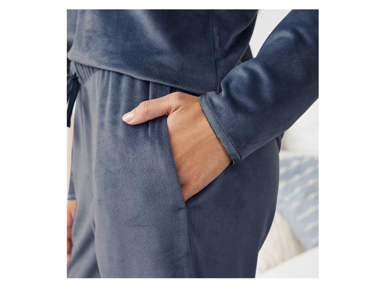 Nahaufnahme von dunkelblauen Jogginghosen aus Velours.