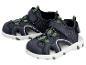 Dunkelblaue Kindersandalen mit grünen Akzenten und weißen Sohlen