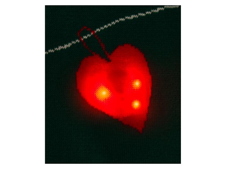 Dunkelgrüner Strick mit einem roten, leuchtenden Herz und einem weißen Streifen.
