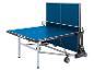 Donic Outdoor Roller 1000: blaue Tischtennisplatte mit integriertem Rückholsystem.