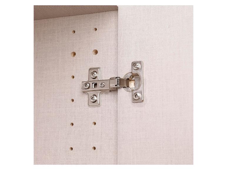 Detail eines Metallscharniers auf heller Holzoberfläche mit Regalbohrungen.