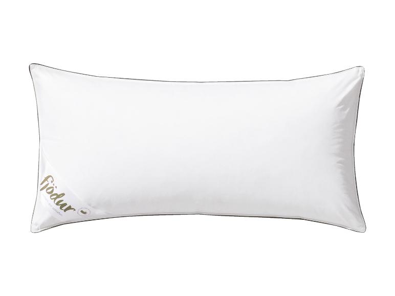 Weißes Kissen mit dunklem Rand und goldenem „Födur“-Logo.