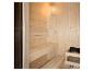 Holzsauna-Interieur mit Bänken und Heizung.