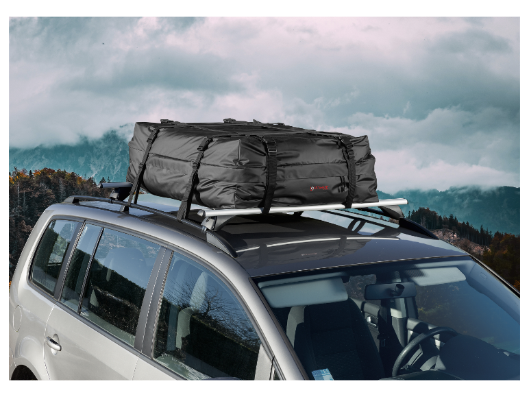 Ultimate Speed Dachbox auf einem Auto, mit einer Berglandschaft im Hintergrund.