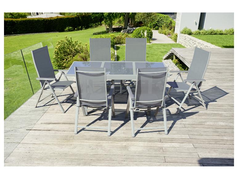 Gartenset mit grauem Tisch und acht Stühlen auf einer Holzterrasse.