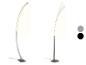 Zwei moderne silberne LED-Stehleuchten, eine mit gebogenem Arm, die andere mit drei