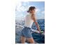 Frau in ESMARA® Jeansshorts an Bord eines Bootes.