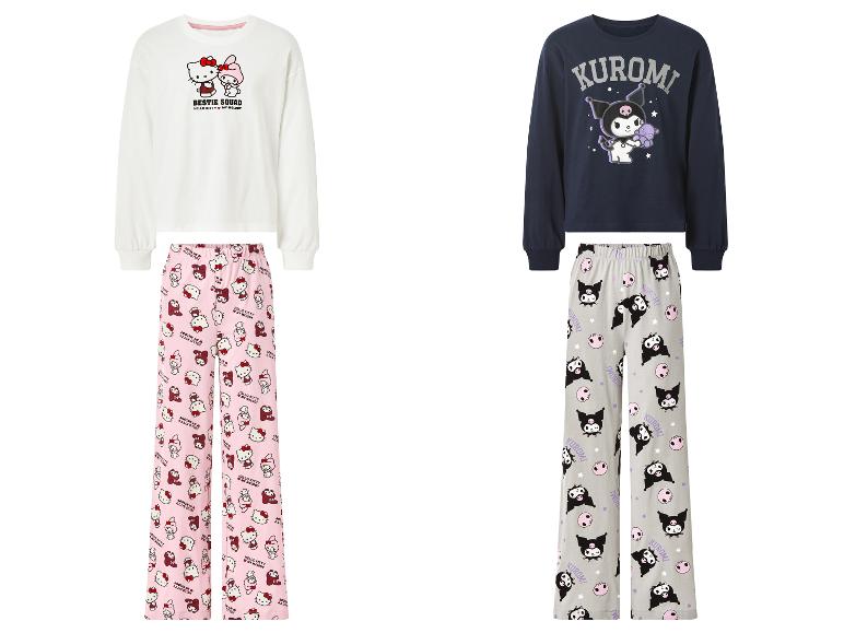 Zwei Pyjama-Sets: eines weiß mit Hello Kitty und My Melody, und eines marineblau mit Kuromi.