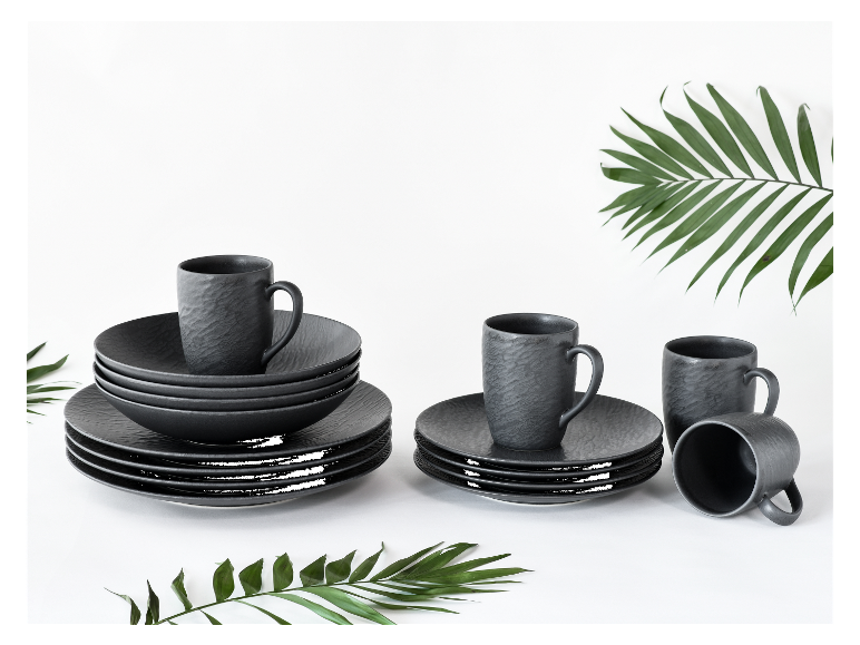 Schwarzes Geschirr und Tassen mit Textur.
