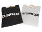 Zwei Sweatshirts, ein schwarzes und ein meliertes graues, mit großem Logo auf der Brust.