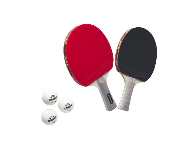Zwei Crivit Tischtennisschläger, einer rot und einer schwarz, mit drei weißen Crivit Bällen.