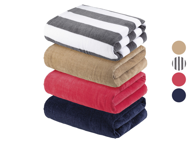 Stapel Handtücher in gestreiftem Grau-Weiß, Beige, Rot und Dunkelblau.